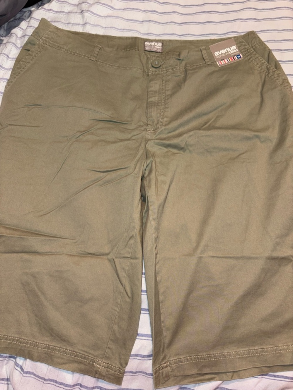 Avenue Signature Chino Bermuda Shorts Women’s 18 NWT